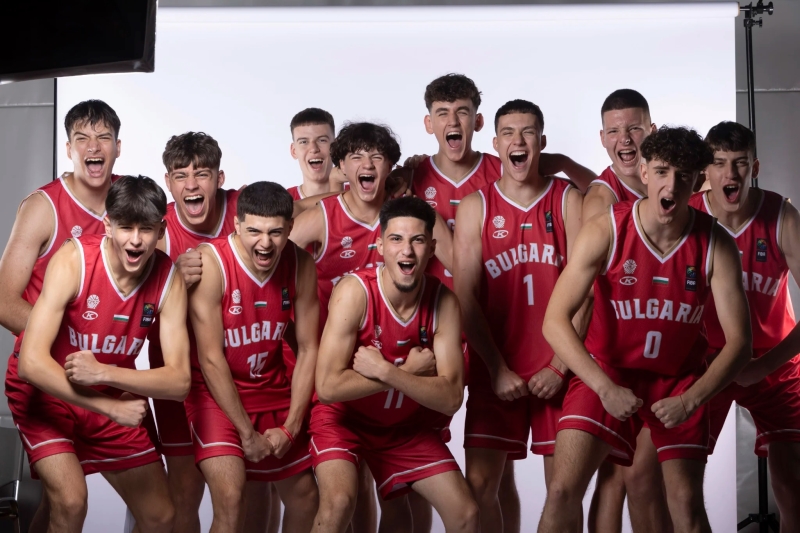 Официална фотосесия на националния отбор на България за момчета U16 / сн. ФИБА